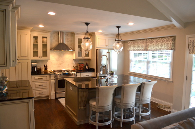 Transitional kitchen photo in Nashville