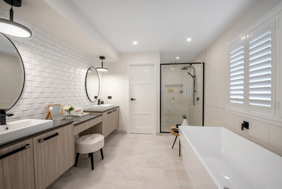 This is an example of a contemporary bathroom in Melbourne.