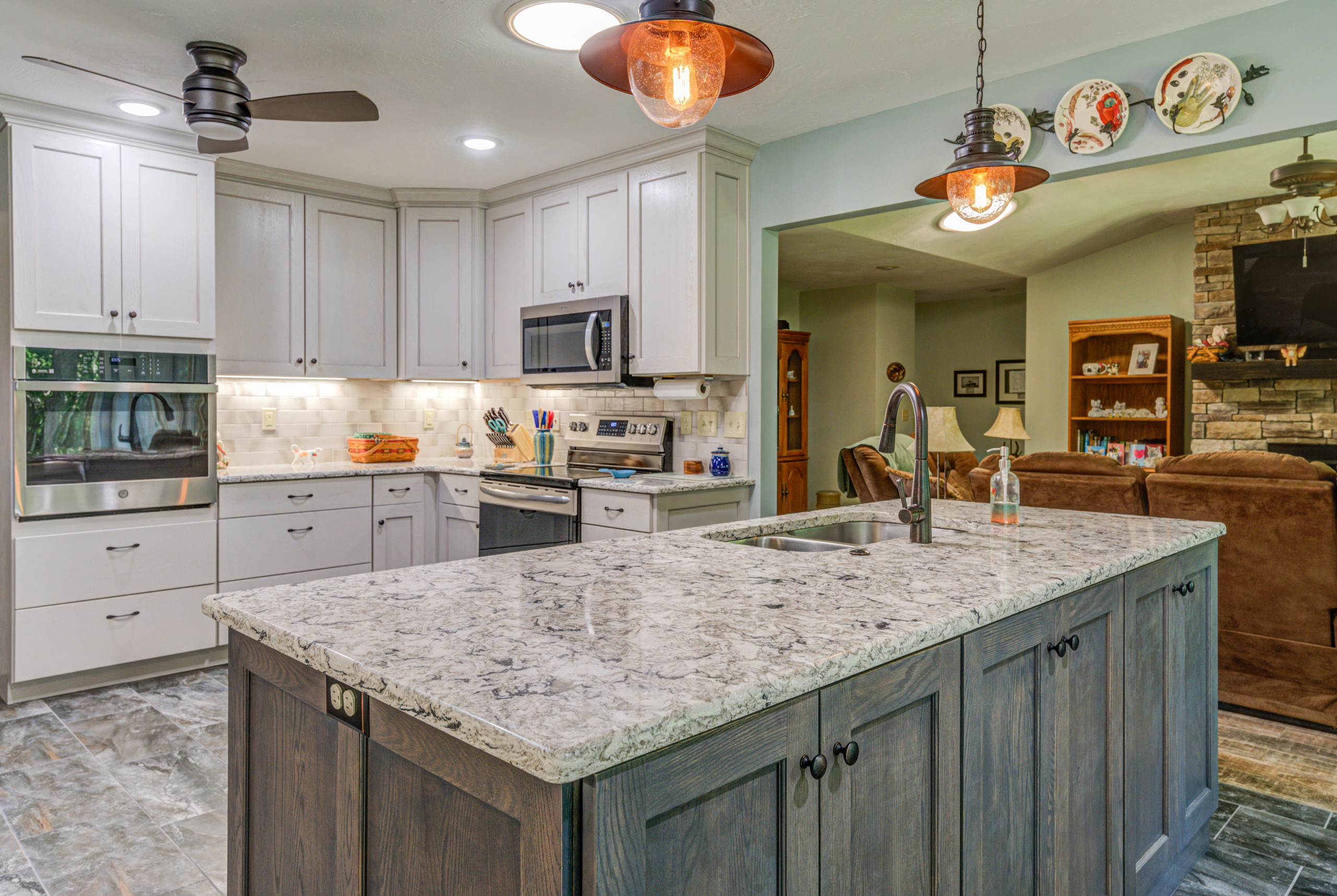 175 Forest View Dr - Four Season Room / Kitchen