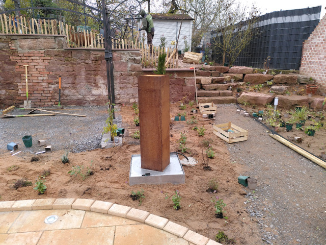 Bauphase fertig, Pflanzen kommen. mediterranean-garden