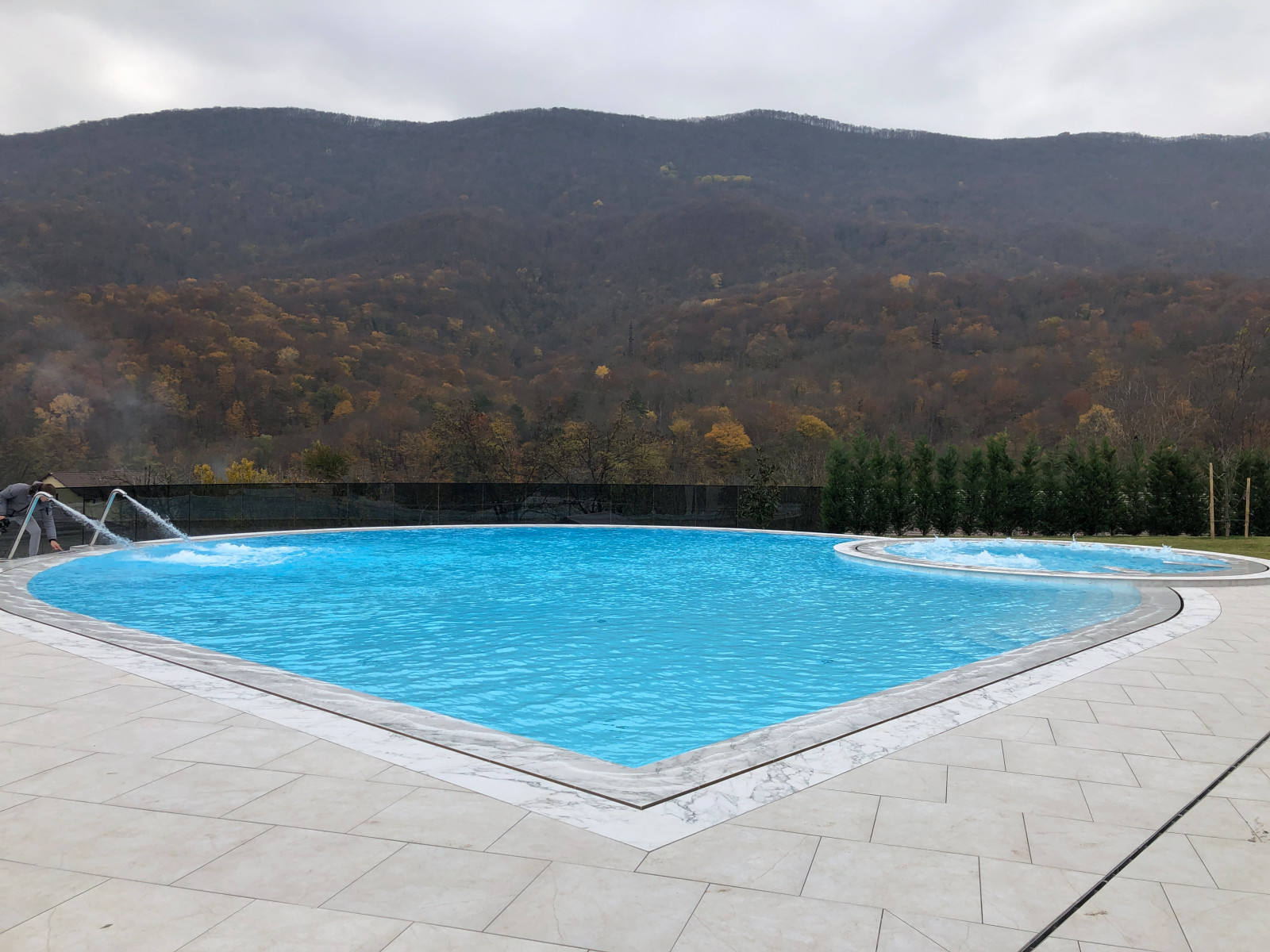 Бассейн с джакузи в горах