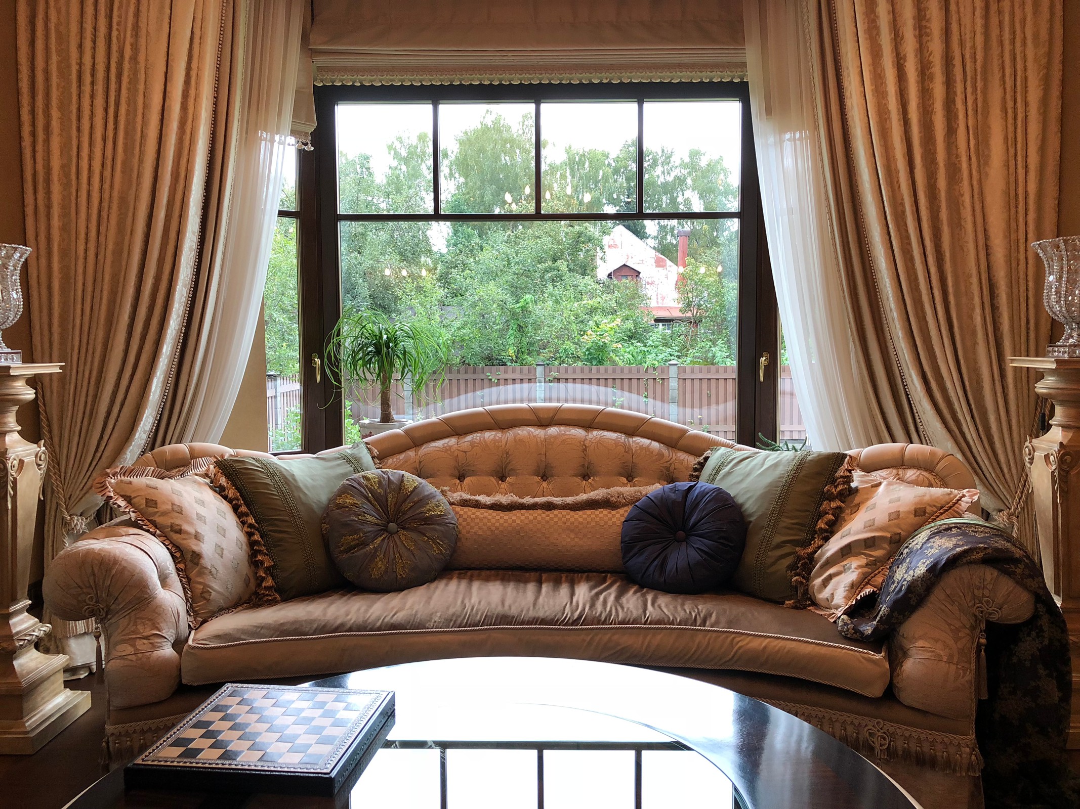 Классическая белая гостиная