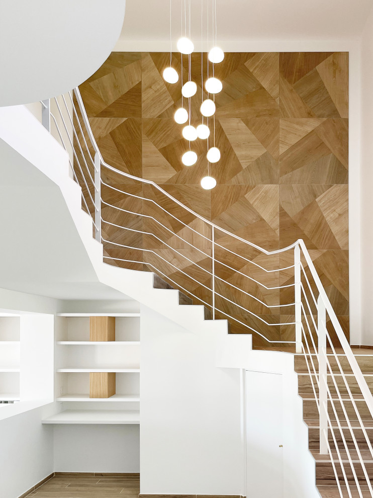 Große Moderne Holztreppe in U-Form mit Holz-Setzstufen, Stahlgeländer und vertäfelten Wänden in Bordeaux