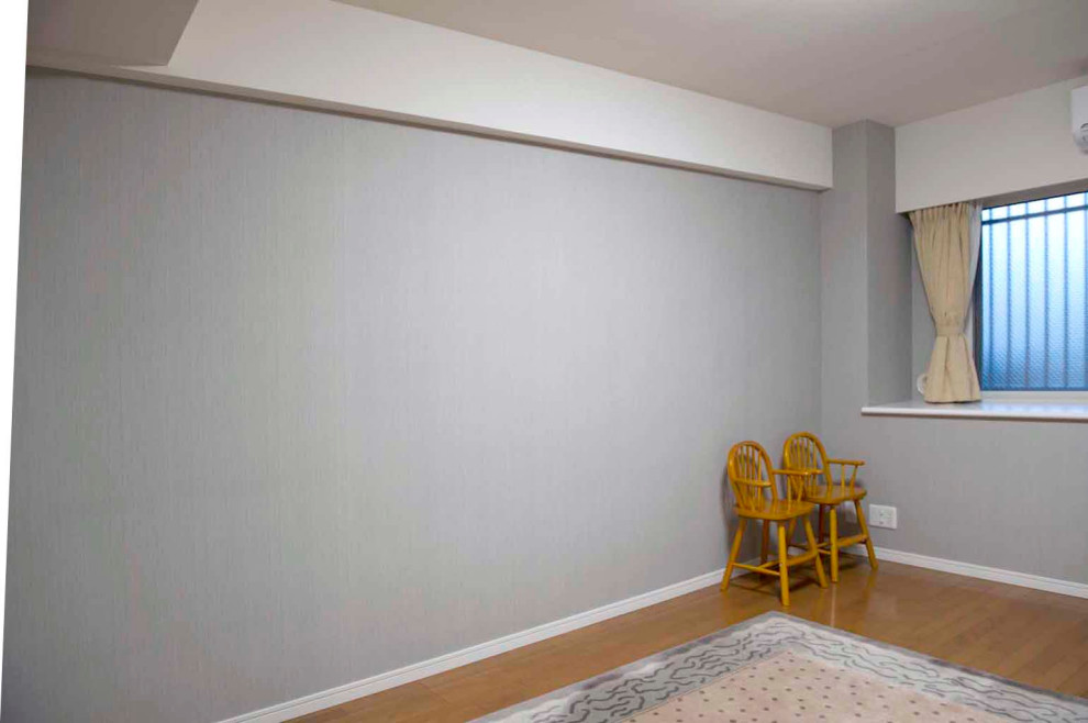 Cette photo montre une chambre parentale de taille moyenne avec un mur gris, parquet peint, aucune cheminée, un sol marron, un plafond en papier peint et du papier peint.