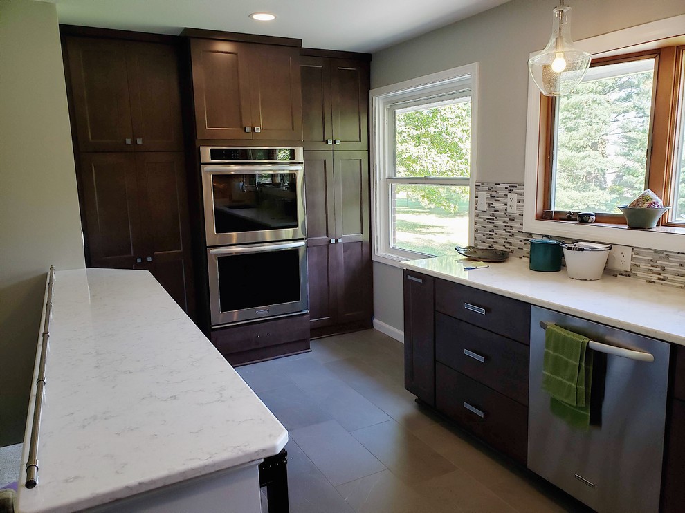 Transitional home design photo in Cincinnati