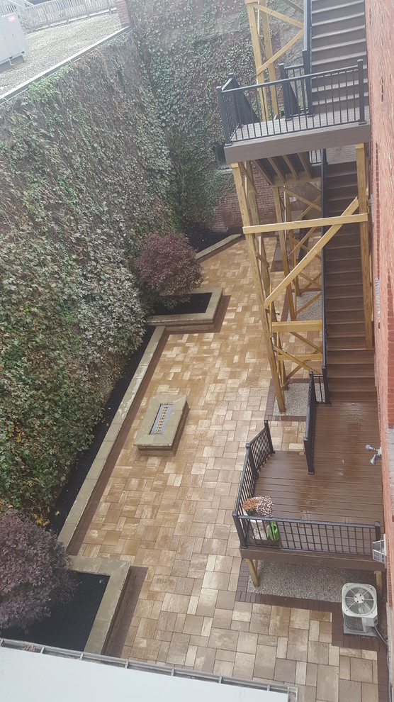 Photo of a transitional courtyard garden in Chicago with brick pavers.