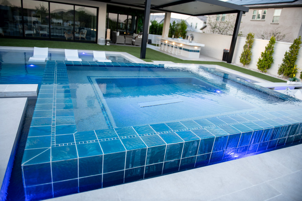 Raised, "rimflow" spa