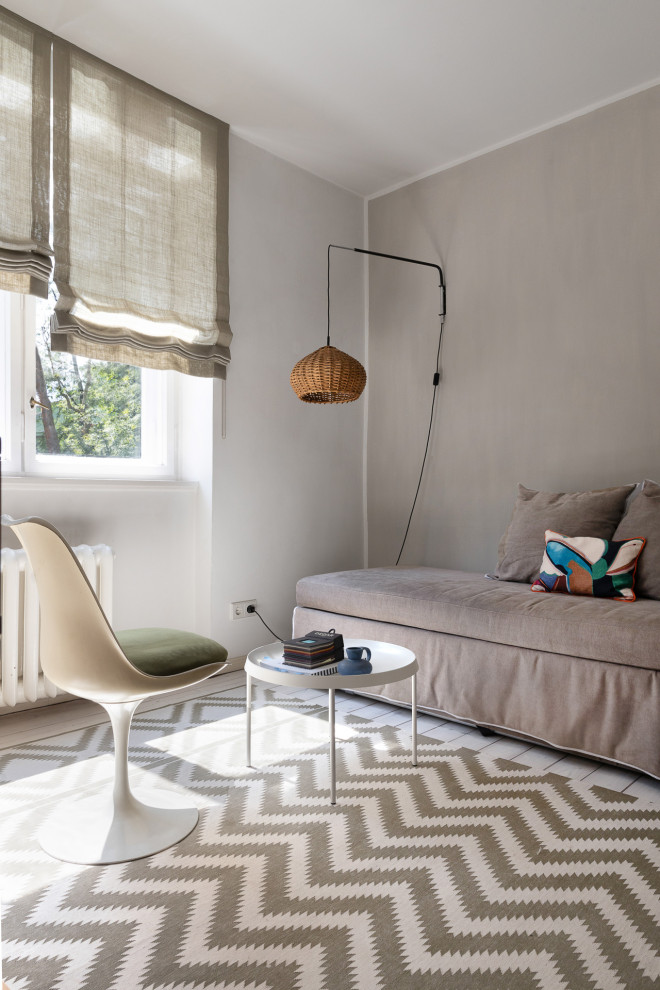 Idéer för ett litet modernt arbetsrum, med grå väggar, ljust trägolv, ett fristående skrivbord och vitt golv
