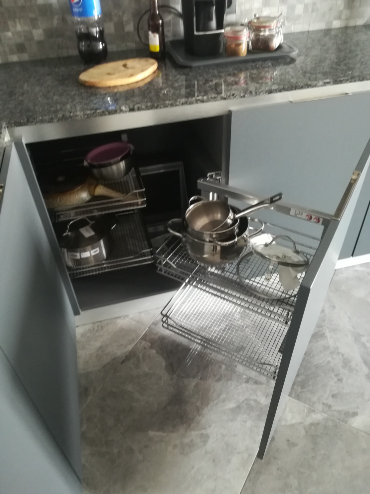 Кухня с металлическим профилем КАТО , фасады Fenix