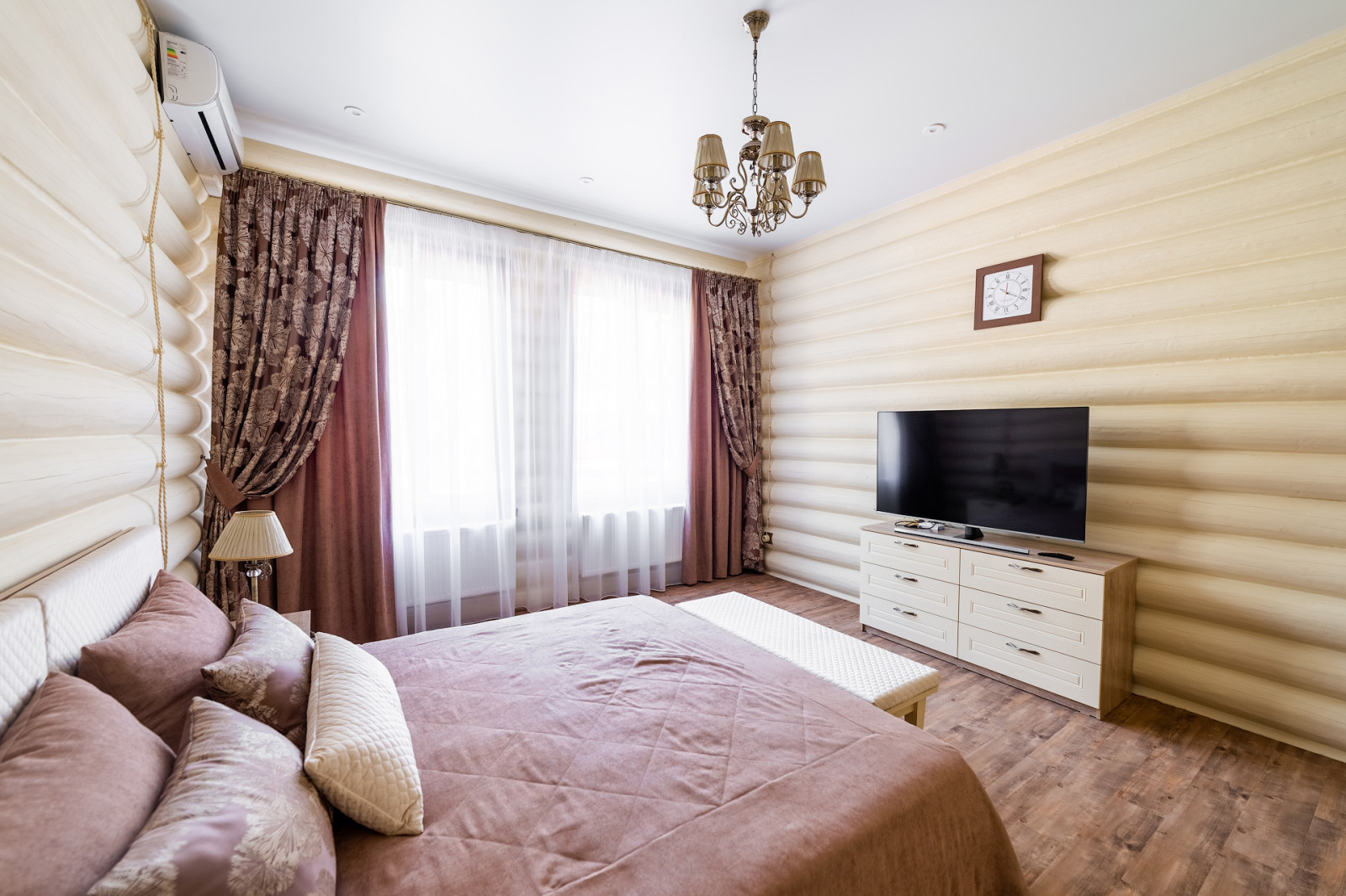 Спальни в доме срубе