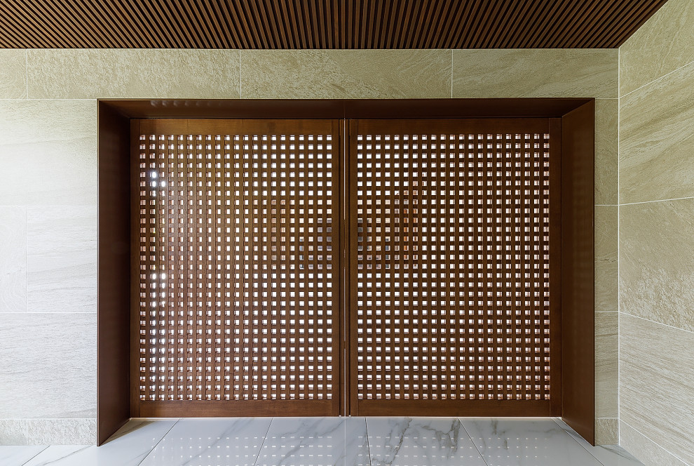 Große Asiatische Wohnküche mit beiger Wandfarbe, Keramikboden, weißem Boden, Holzdecke und Wandpaneelen in Osaka