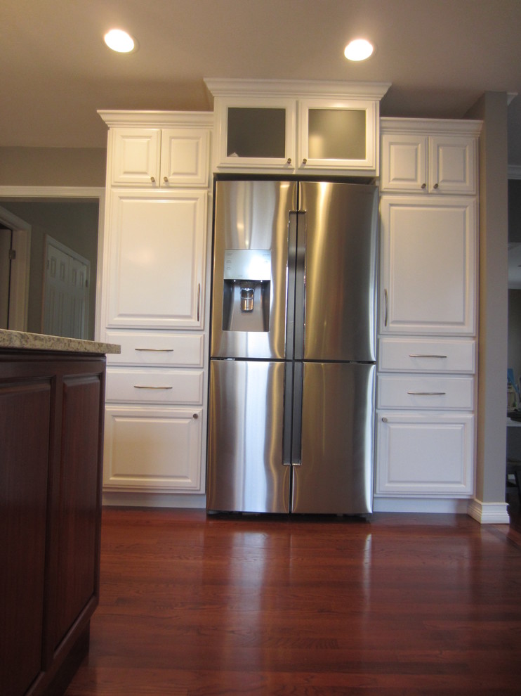Home design - transitional home design idea with an island