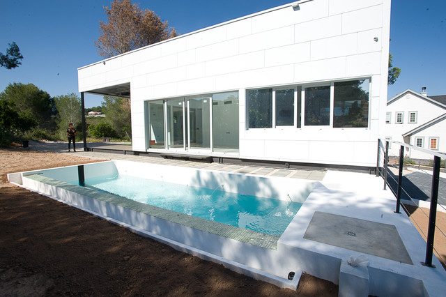 983 House contemporaneo-piscina