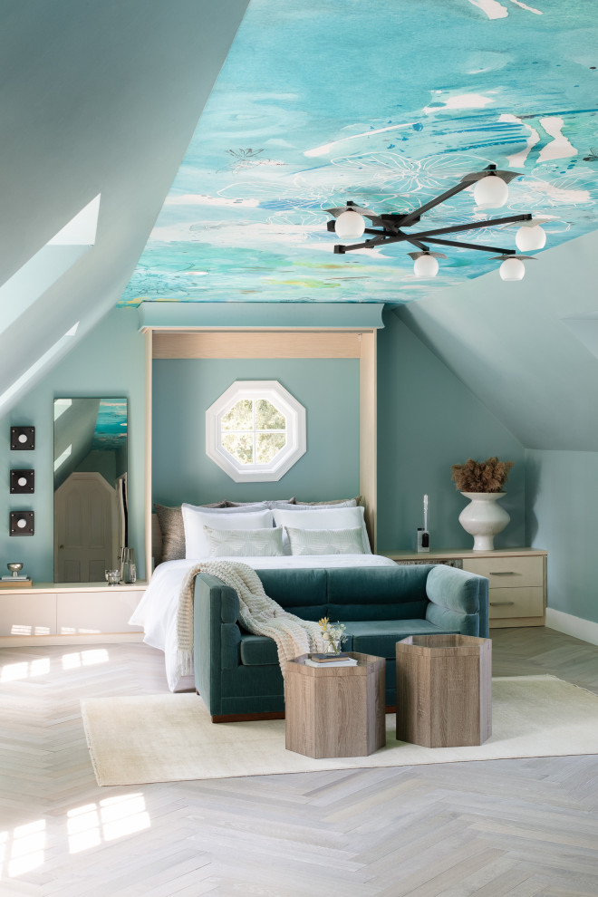 Esempio di una piccola camera da letto stile loft minimal con pareti verdi, parquet chiaro e soffitto in carta da parati