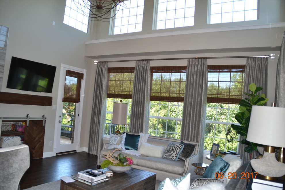 Example of a transitional home design design in Dallas