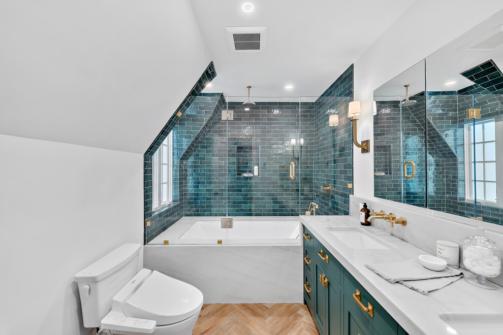 Cette photo montre une salle de bain chic avec un placard à porte shaker, des portes de placard turquoises, un mur blanc, un sol en bois brun, un lavabo encastré, un sol marron, un plan de toilette blanc, meuble double vasque et meuble-lavabo encastré.