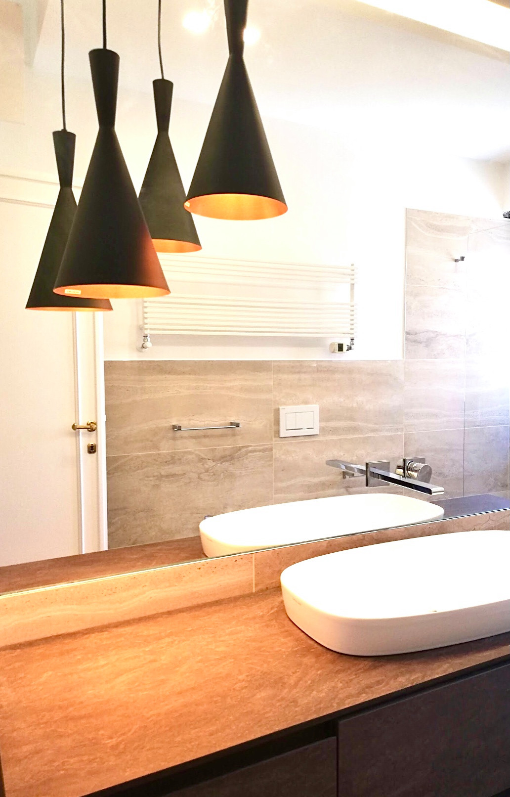 Un nuovo bagno rivestito in travertino