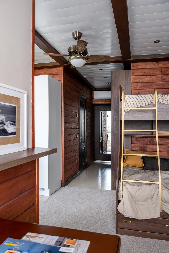 Пример оригинального дизайна: гостиная комната среднего размера, в белых тонах с отделкой деревом в морском стиле с коричневыми стенами, полом из керамогранита, телевизором на стене, зоной отдыха, бежевым полом, кессонным потолком, стенами из вагонки и синим диваном без камина