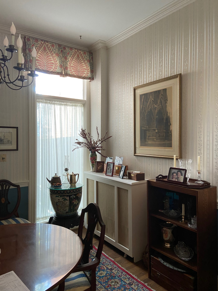 Immagine di una piccola sala da pranzo tradizionale con pareti bianche, parquet scuro, nessun camino, pavimento marrone e carta da parati