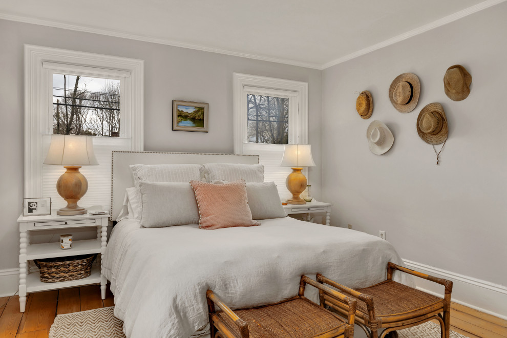 На фото: гостевая спальня среднего размера, (комната для гостей) в стиле кантри с серыми стенами, светлым паркетным полом и коричневым полом без камина