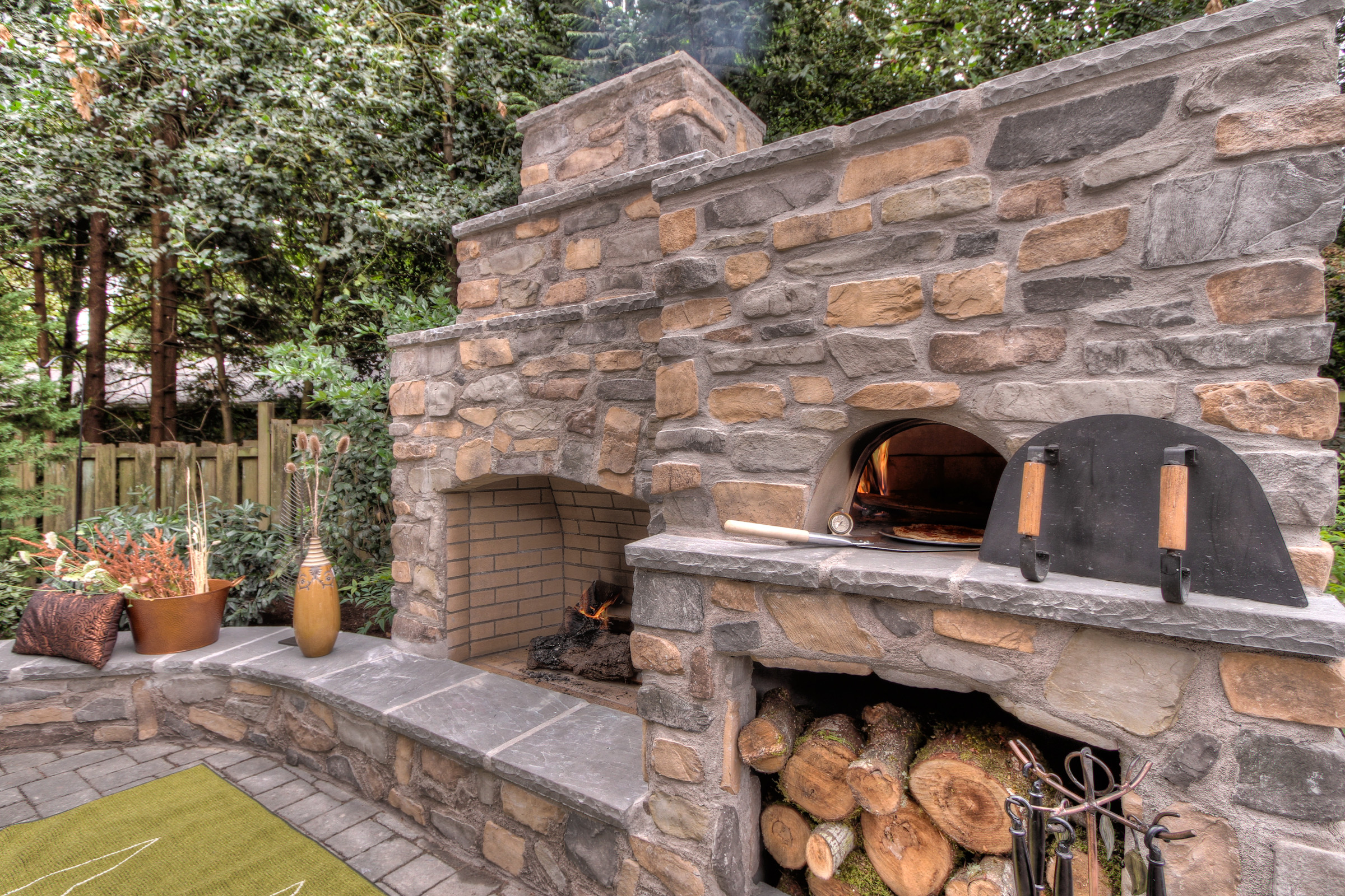 Outdoor Fireplace with Pizza Oven