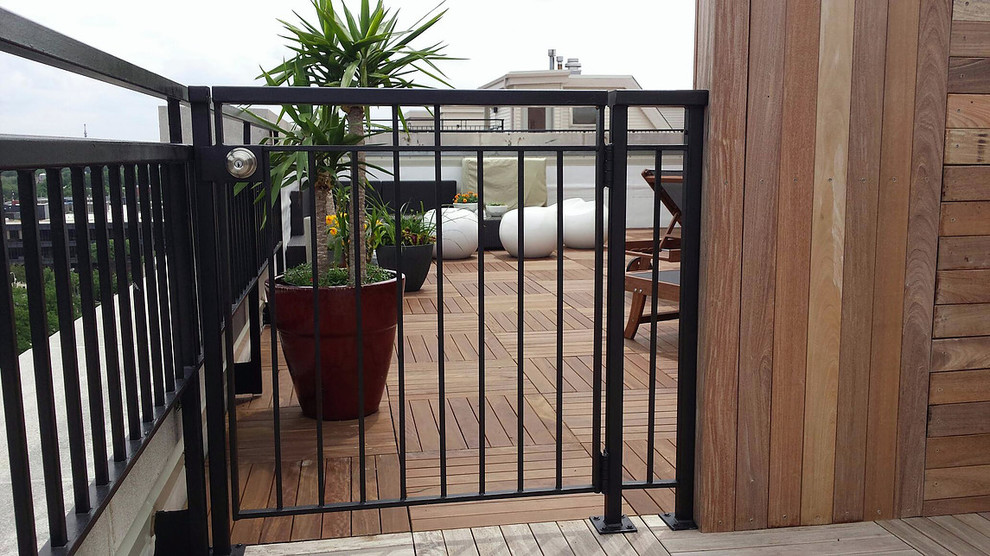Inspiration for a transitional rooftop deck remodel in Chicago
