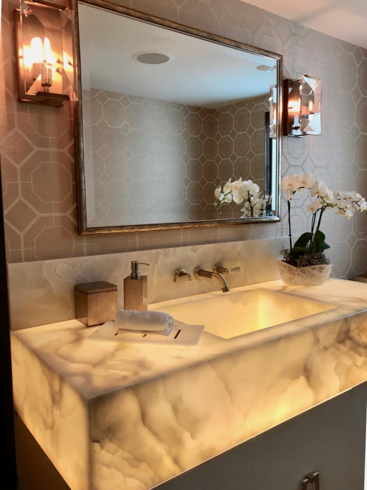Cette image montre une petite salle de bain marine avec un carrelage gris, des carreaux de céramique, un plan de toilette en calcaire, un plan de toilette gris, meuble double vasque et meuble-lavabo encastré.
