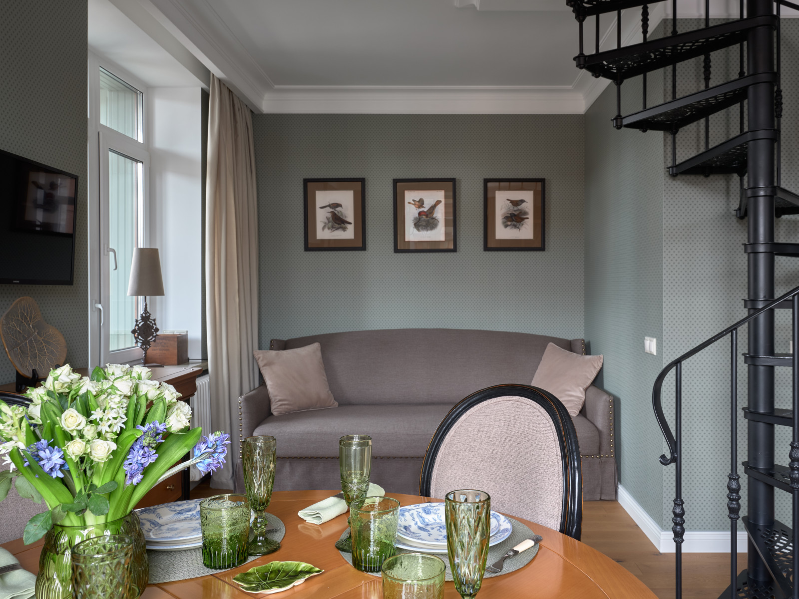 Серый элегантный