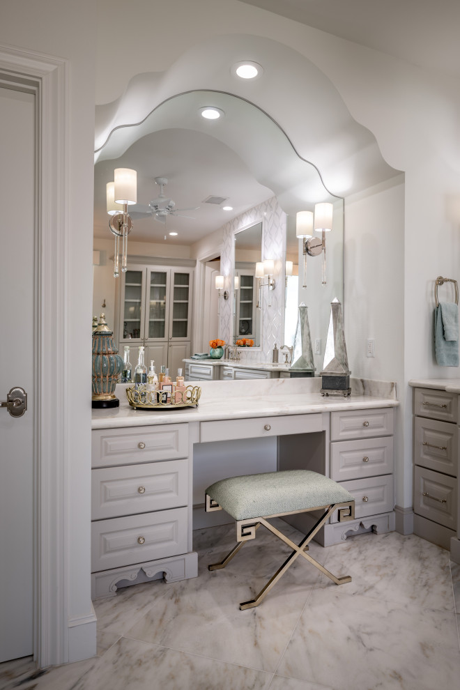 Transitional home design photo in Houston