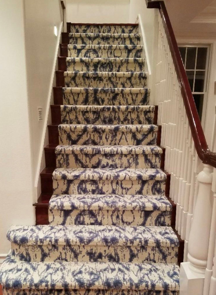 Design ideas for a mid-sized transitional carpeted straight staircase in Orange County with carpet risers and wood railing.