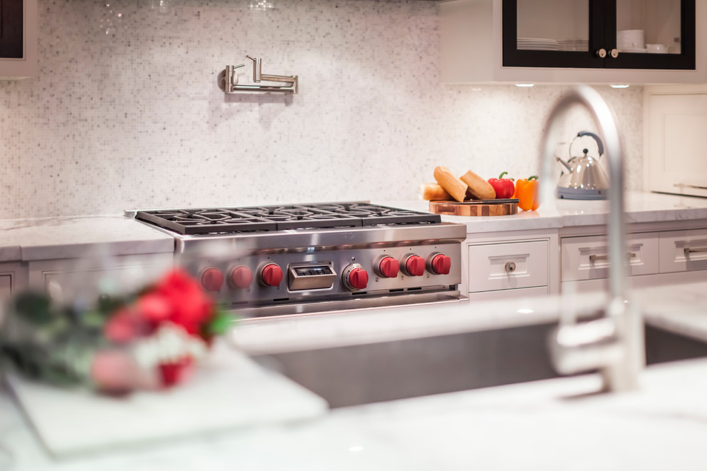 Transitional kitchen photo in Toronto