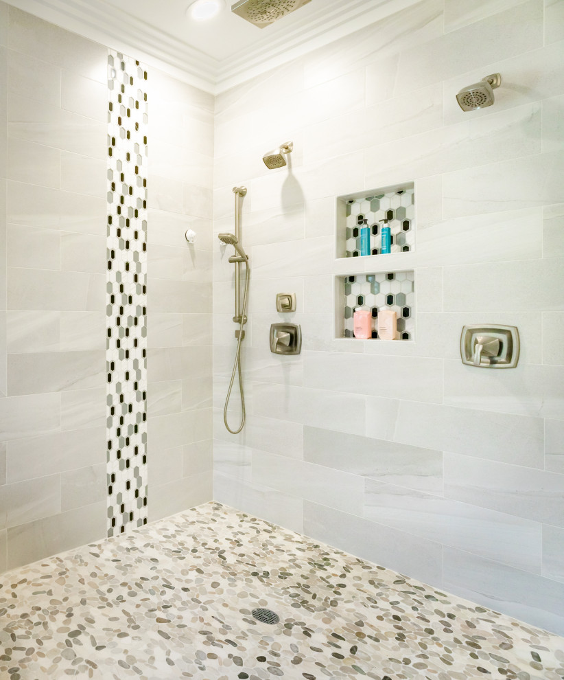 Idéer för att renovera ett stort funkis vit vitt en-suite badrum, med svarta skåp, ett fristående badkar, en öppen dusch, en toalettstol med hel cisternkåpa, vit kakel, vita väggar, klinkergolv i porslin, ett undermonterad handfat, flerfärgat golv och med dusch som är öppen