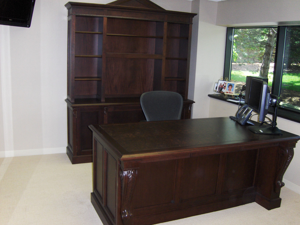 This is an example of a traditional home office in Detroit.