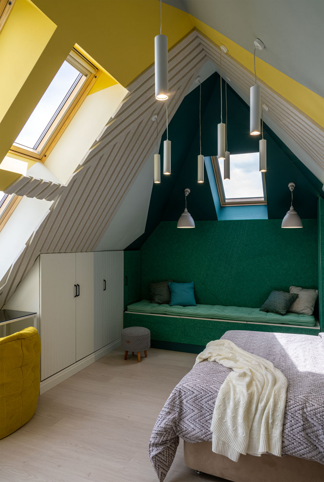 Inspiration pour une petite chambre parentale grise et blanche nordique avec un mur multicolore, sol en stratifié, un sol beige, un plafond voûté et du lambris.