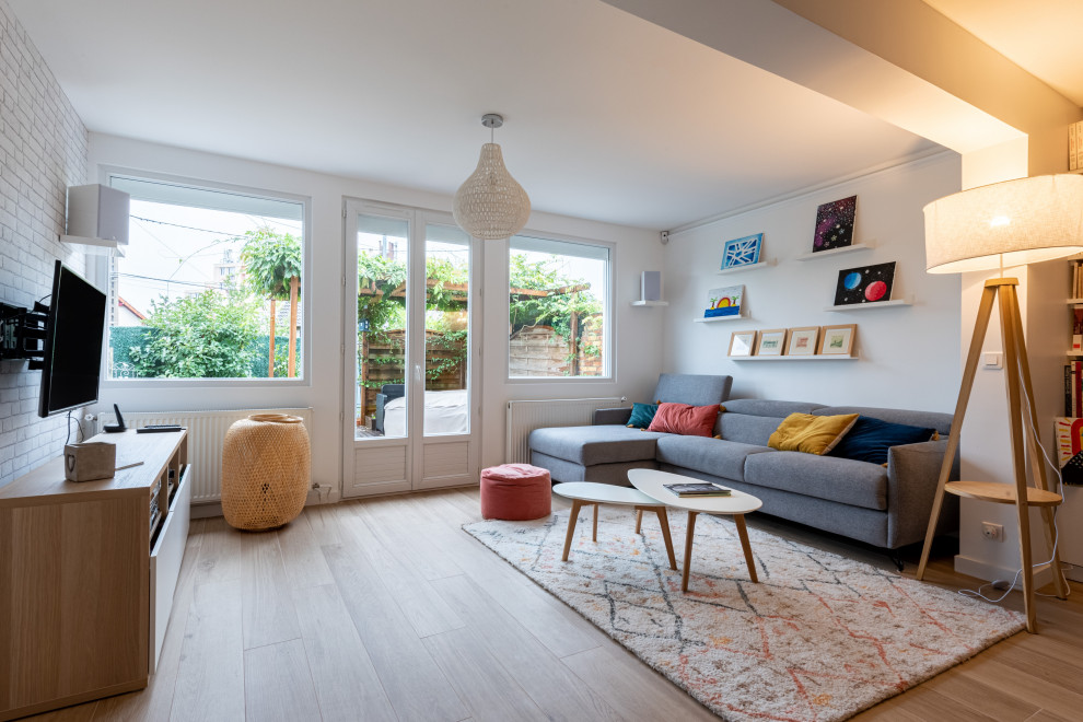 Esempio di un grande soggiorno minimal con pareti bianche, pavimento con piastrelle in ceramica, TV a parete e pavimento marrone