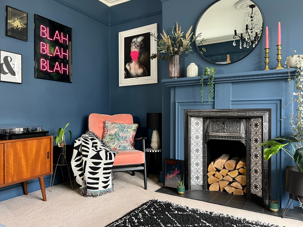 Immagine di un soggiorno vittoriano di medie dimensioni con pareti blu, moquette, camino classico, cornice del camino in legno, TV autoportante e pavimento beige