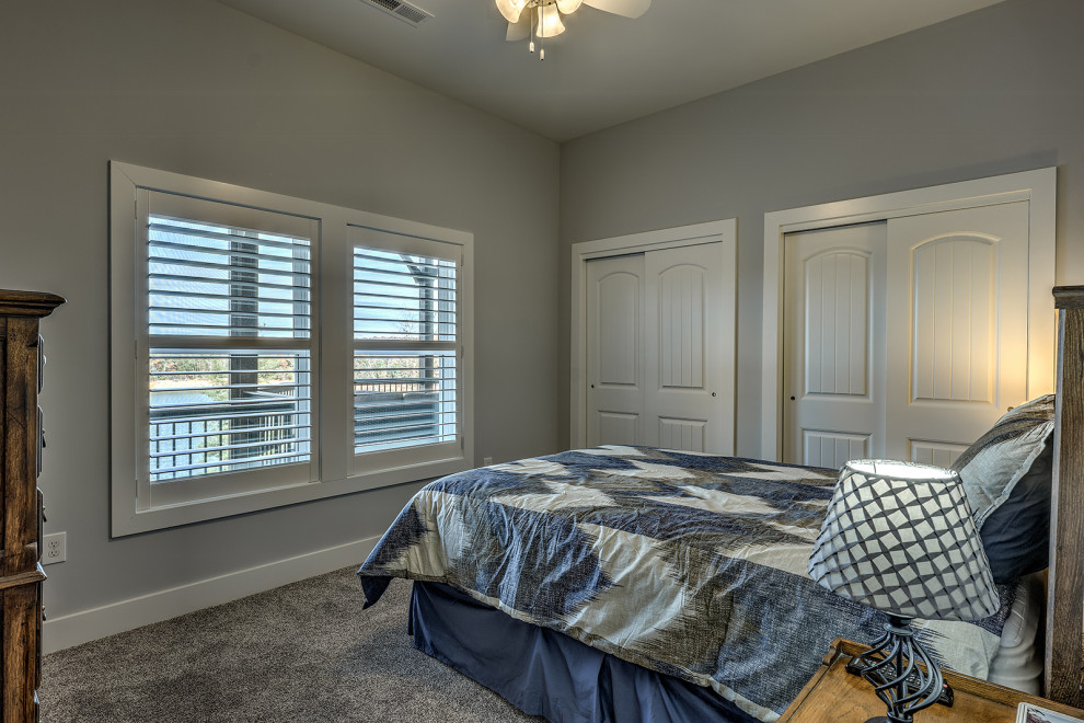 Foto de habitación de invitados abovedada de estilo americano de tamaño medio con paredes grises y suelo gris