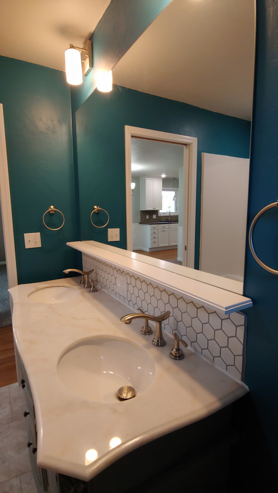 Свежая идея для дизайна: маленькая главная ванная комната в стиле неоклассика (современная классика) с фасадами с декоративным кантом, серыми фасадами, ванной в нише, душем в нише, синими стенами, полом из винила, монолитной раковиной, столешницей из искусственного камня, серым полом, шторкой для ванной, белой столешницей, тумбой под две раковины и напольной тумбой для на участке и в саду - отличное фото интерьера