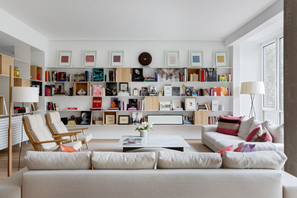 Modelo de salón minimalista con paredes blancas, suelo de madera clara y suelo beige