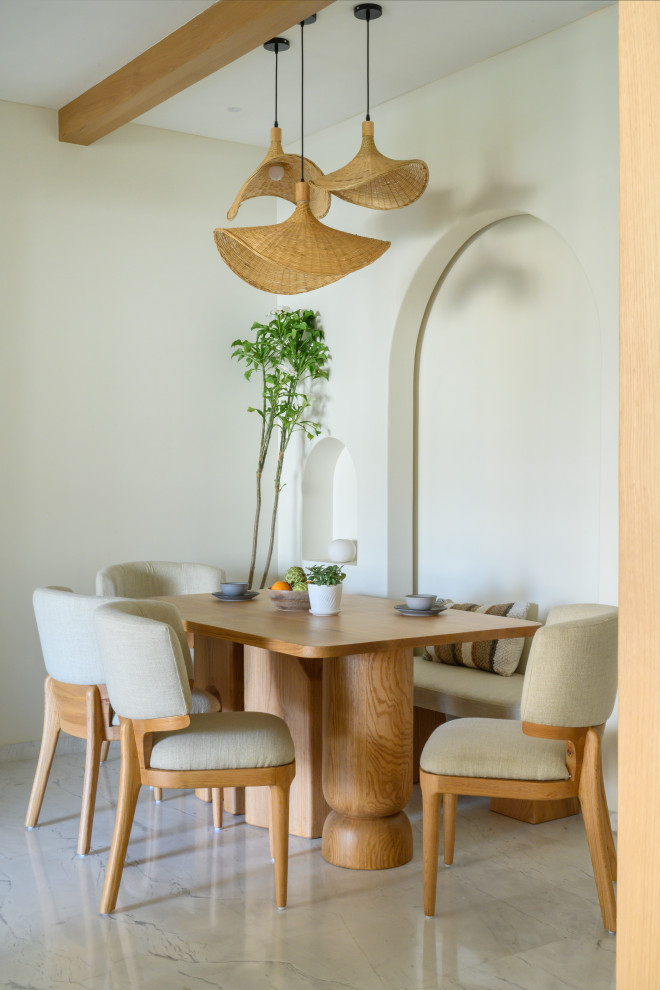 Стильный дизайн: столовая в скандинавском стиле с бежевыми стенами и серым полом - последний тренд