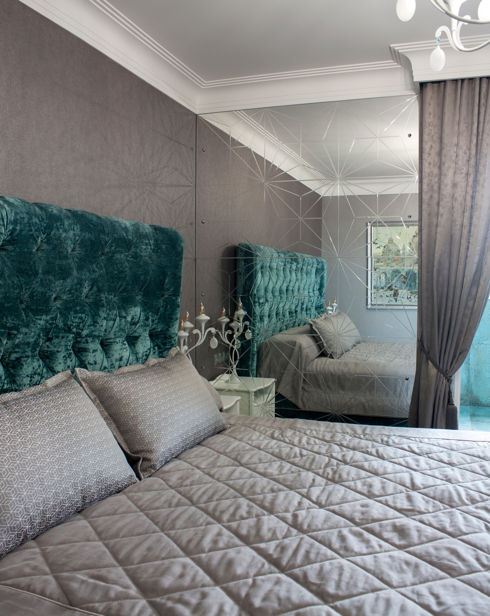 Яркая история.