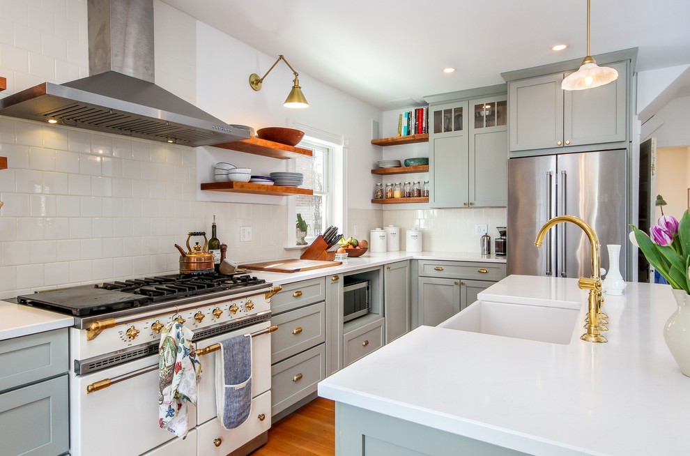 Kitchen - transitional kitchen idea in Burlington