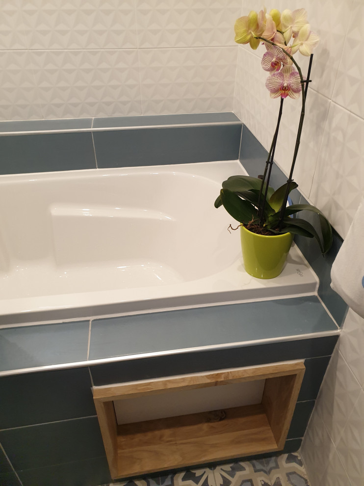 Пример оригинального дизайна: маленькая главная ванная комната в стиле ретро с отдельно стоящей ванной, душем над ванной, инсталляцией, белой плиткой, керамической плиткой, синими стенами, полом из линолеума, раковиной с несколькими смесителями, столешницей терраццо, синим полом, бежевой столешницей и тумбой под одну раковину для на участке и в саду