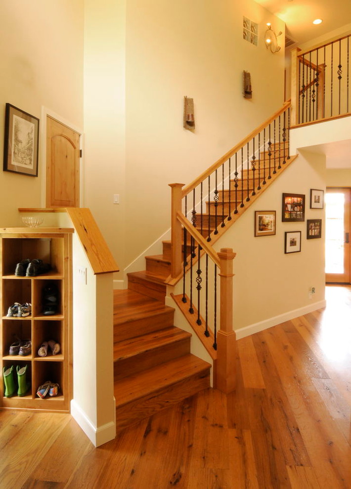 Design ideas for an arts and crafts staircase in Sacramento.