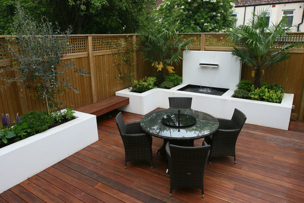 This is an example of a contemporary patio in London.