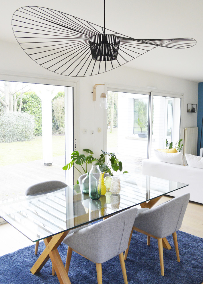 Inspiration for a mid-sized contemporary dining room in Lille with white walls, light hardwood floors and beige floor.