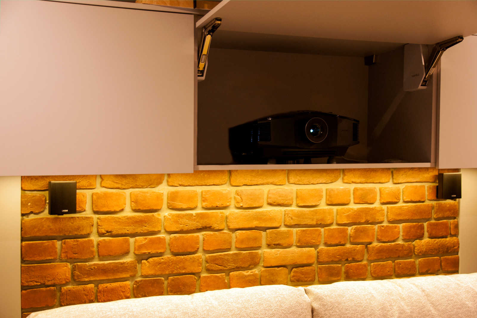 Проектор в шкафу