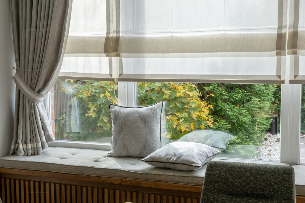 Гостиная с мягким подоконником и римскими шторами