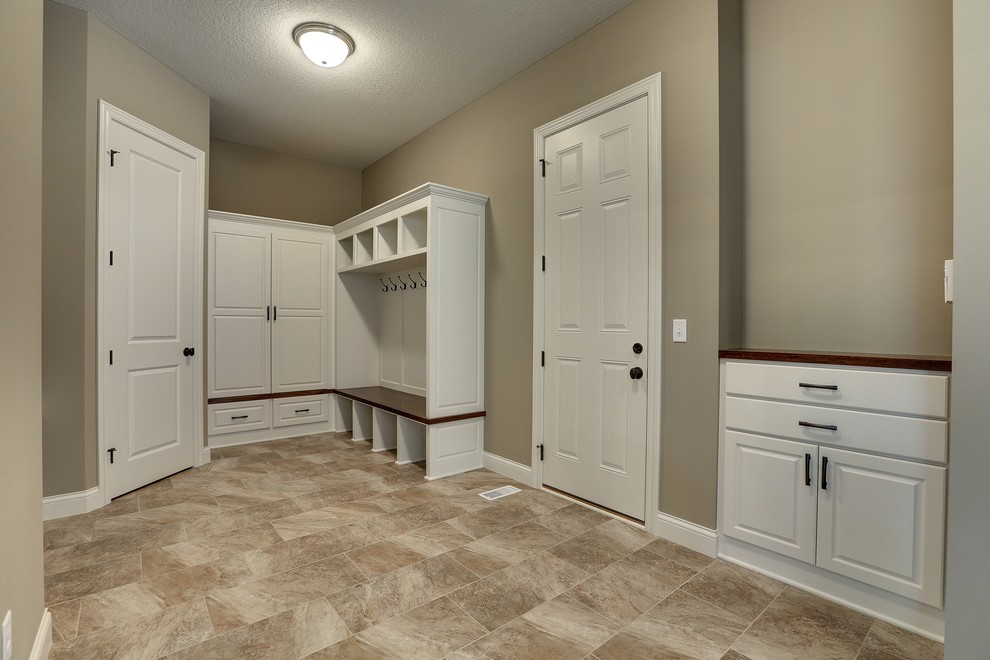 Example of a transitional entryway design in Minneapolis