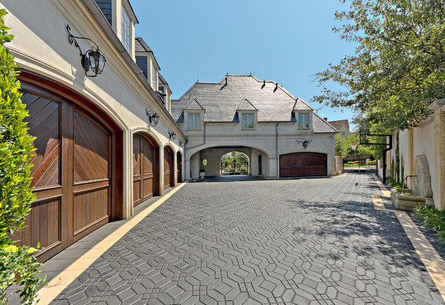 French: Braewood Place#2 traditional-garage